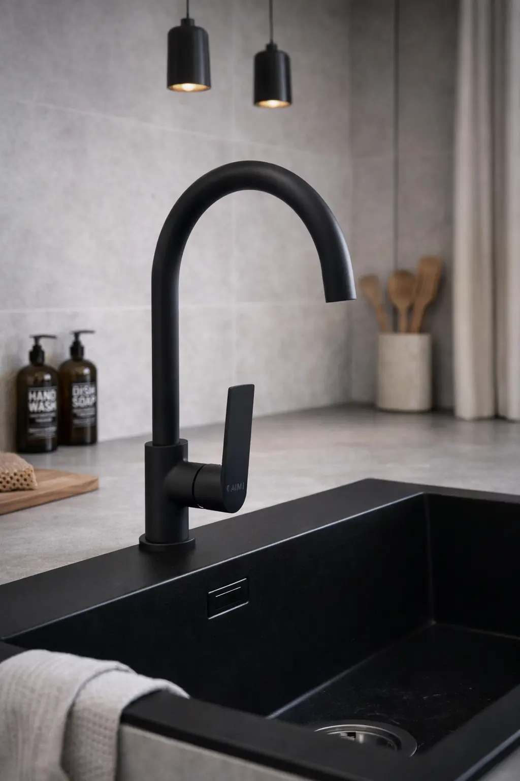 Змішувач для кухонної мийки AIM чорний матовий DG01250 (matte black)